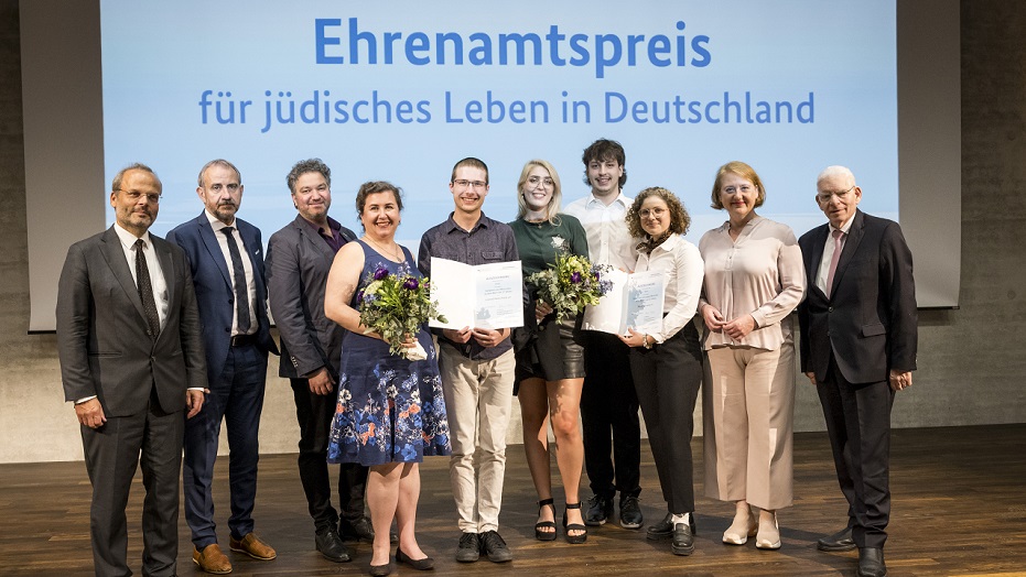 Gruppenbild von der Verleihung des Ehrenamtspreises für jüdisches Leben in Deutschland.